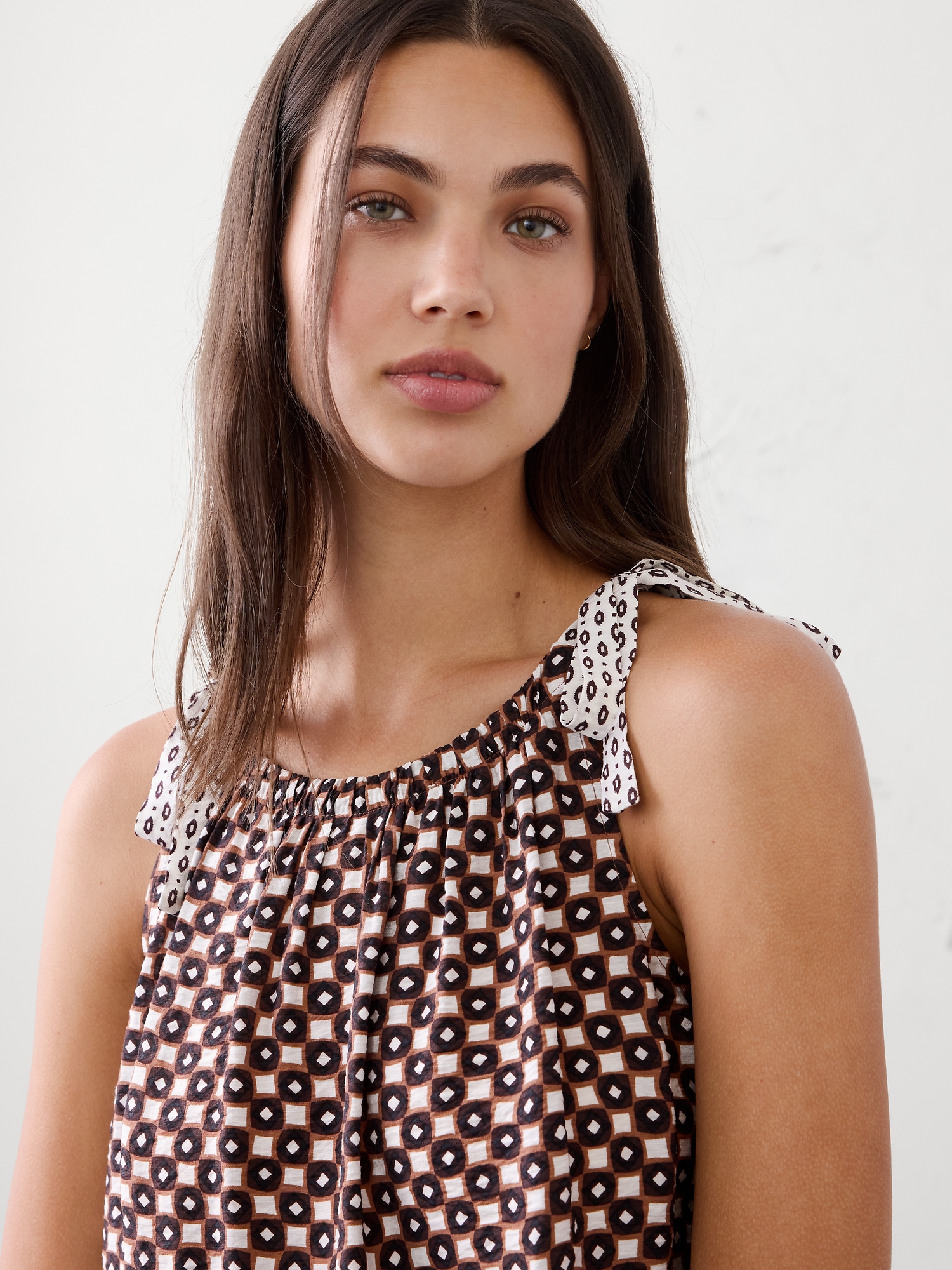 L'image numéro 3 présente Camisole en tissu soyeux à bretelles nouées