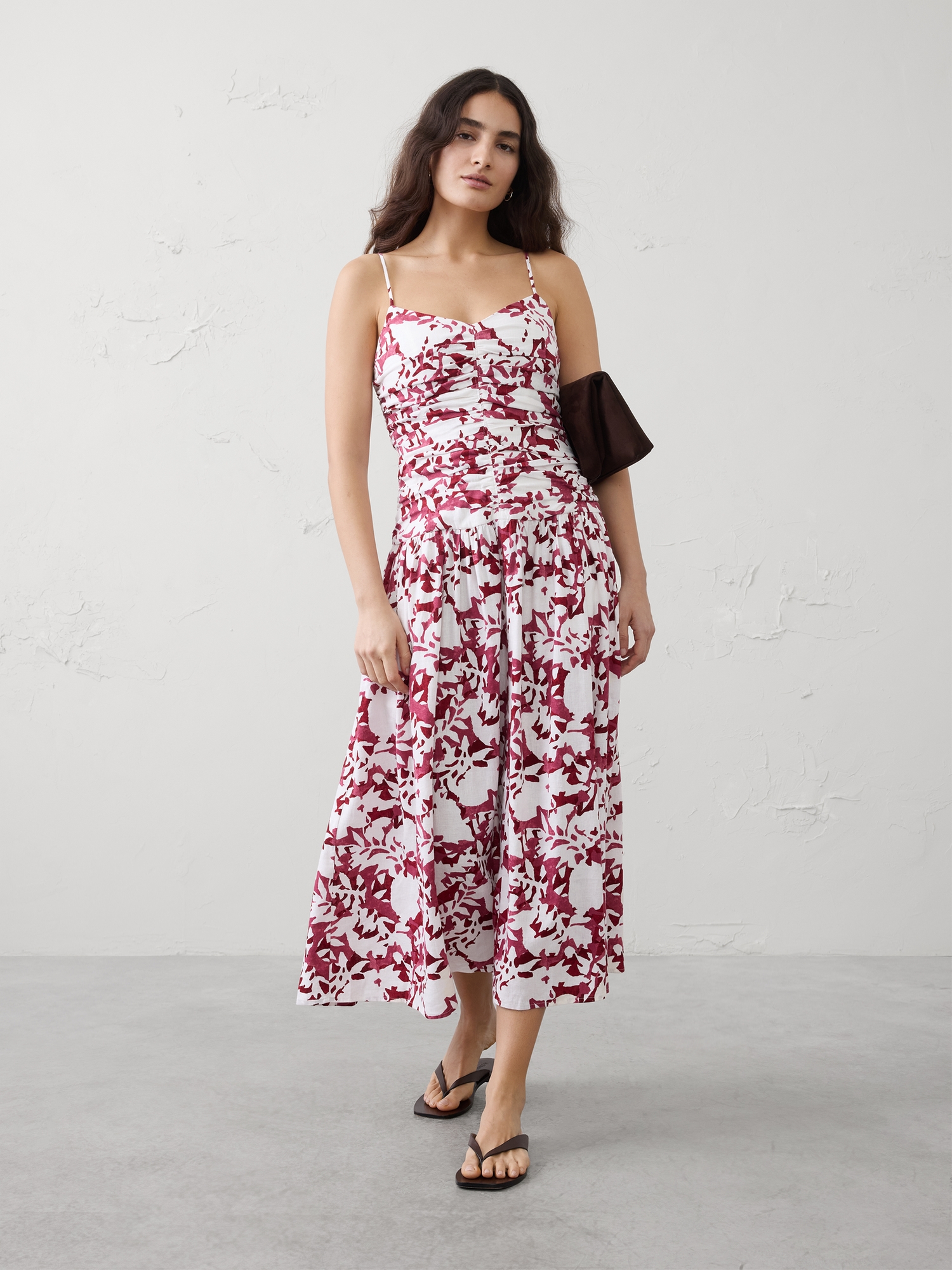 L'image numéro 1 présente Robe longue à bretelles et à corsage froncé en mélange de lin