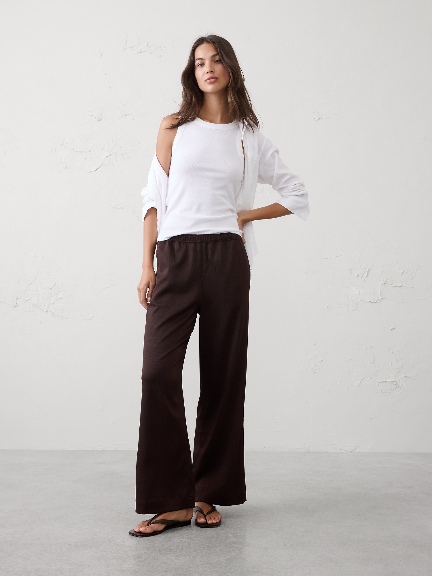 L'image numéro 1 présente Pantalon à taille haute élastique jambe large en satin froissé
