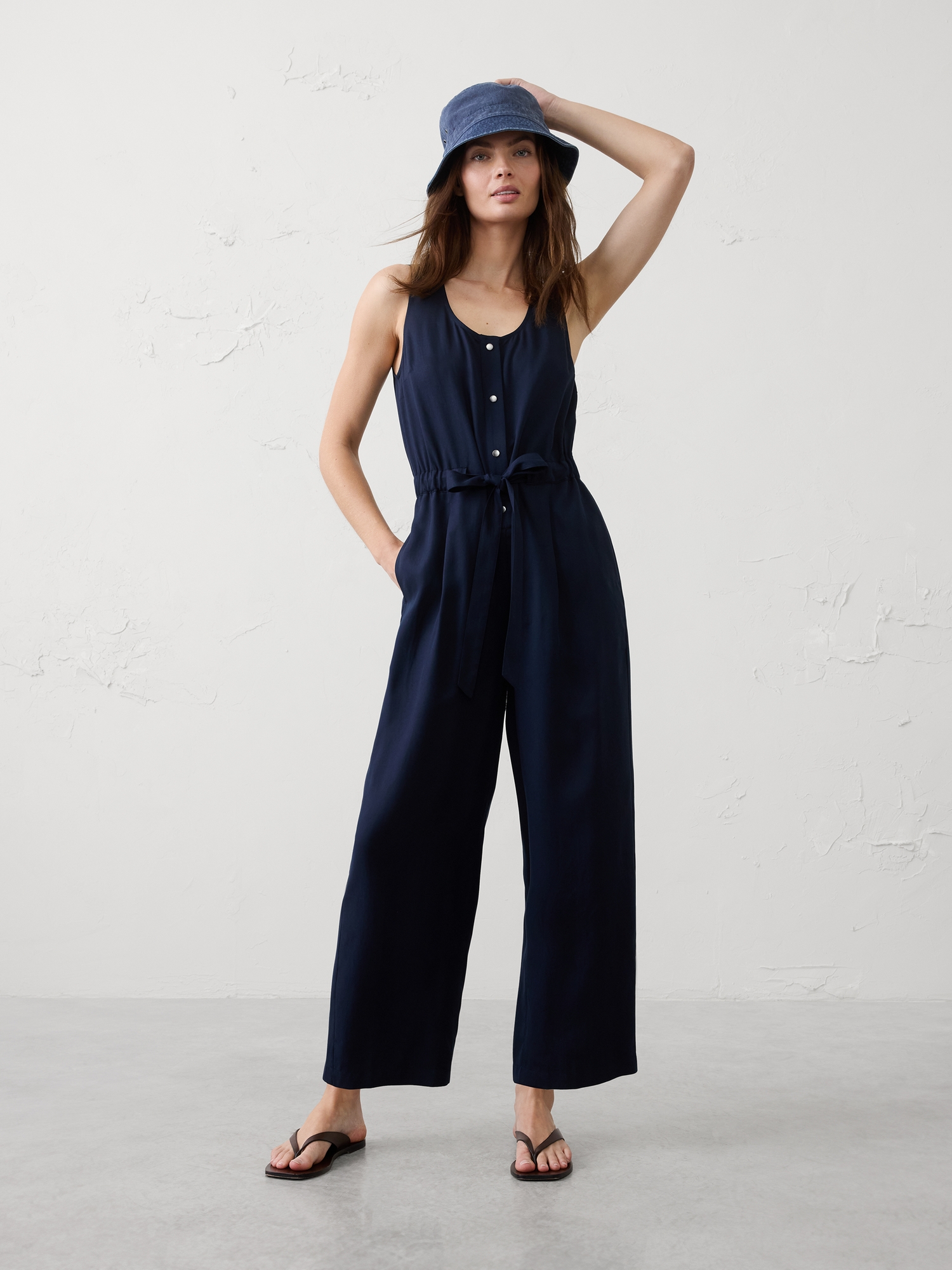 L'image numéro 1 présente Combinaison en Tencel à taille cintrée