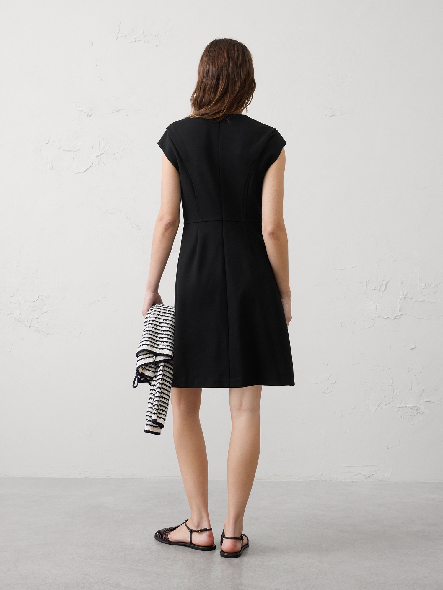 L'image numéro 2 présente Robe courte à silhouette sablier en tricot point de Rome à surpiqûres