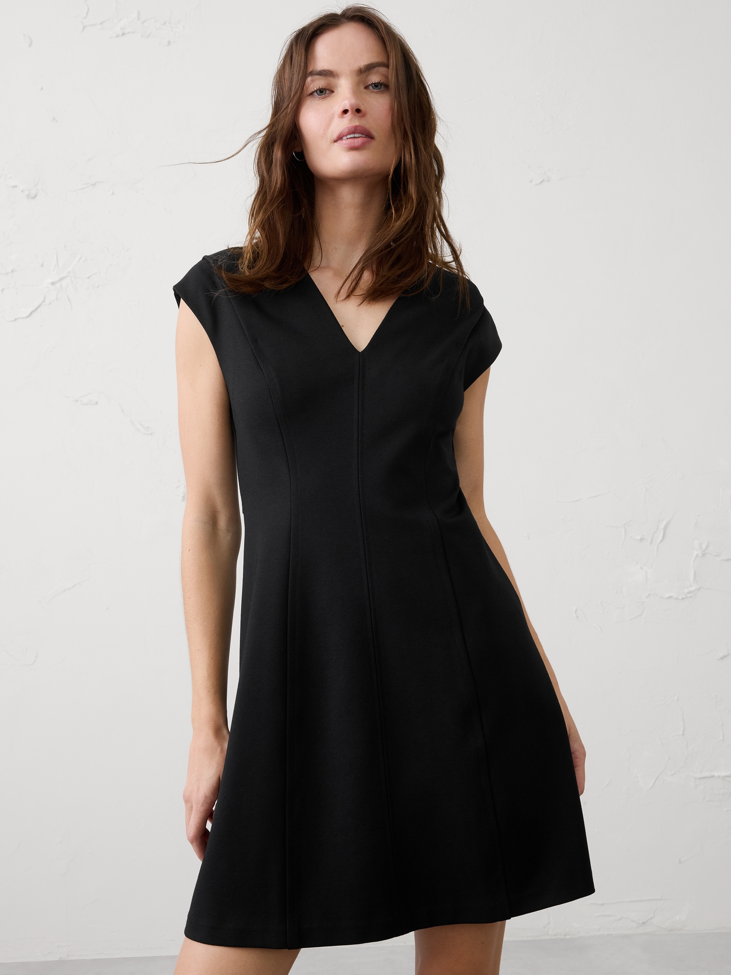L'image numéro 3 présente Robe courte à silhouette sablier en tricot point de Rome à surpiqûres