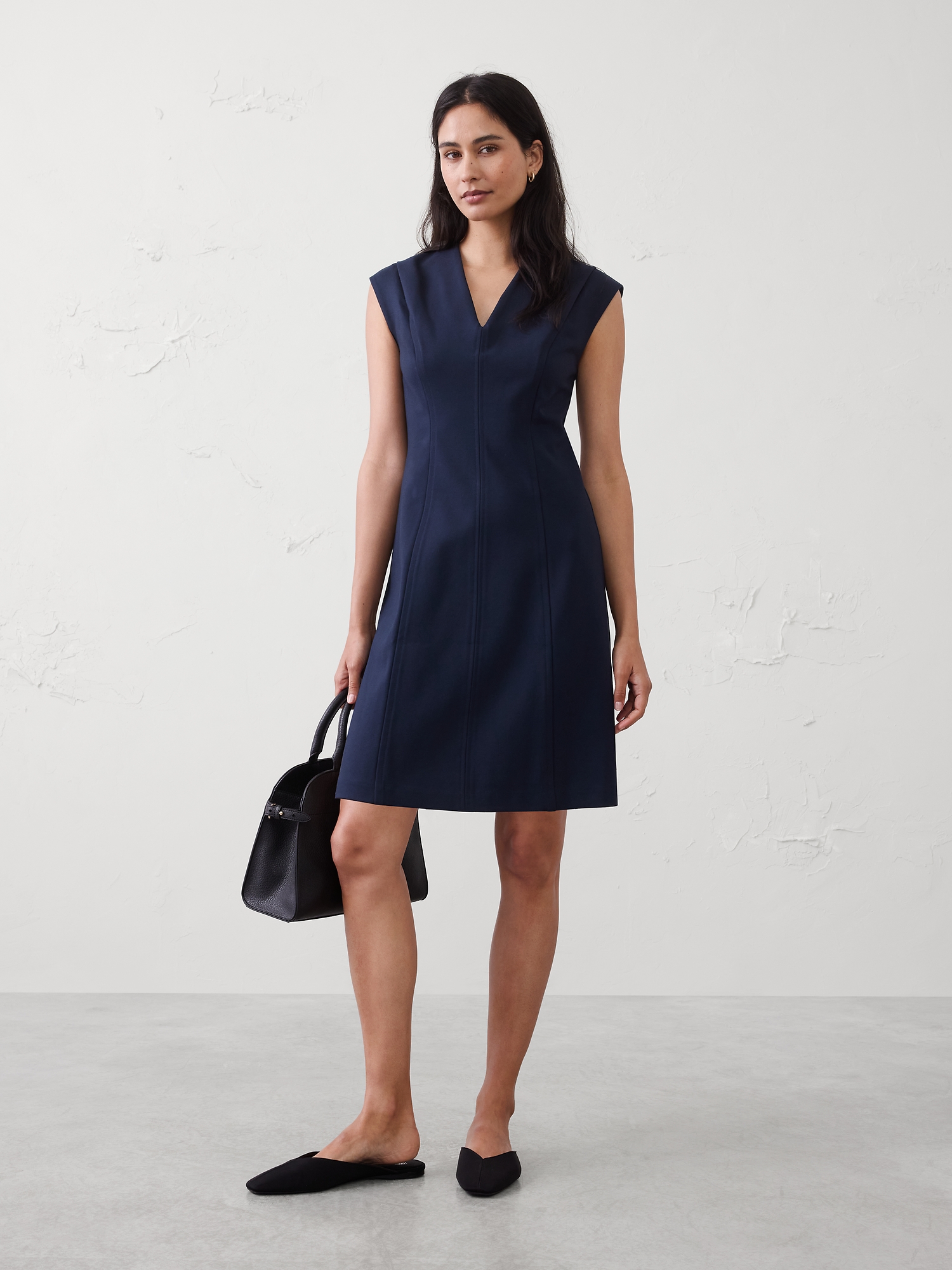 L'image numéro 1 présente Robe courte à silhouette sablier en tricot point de Rome à surpiqûres