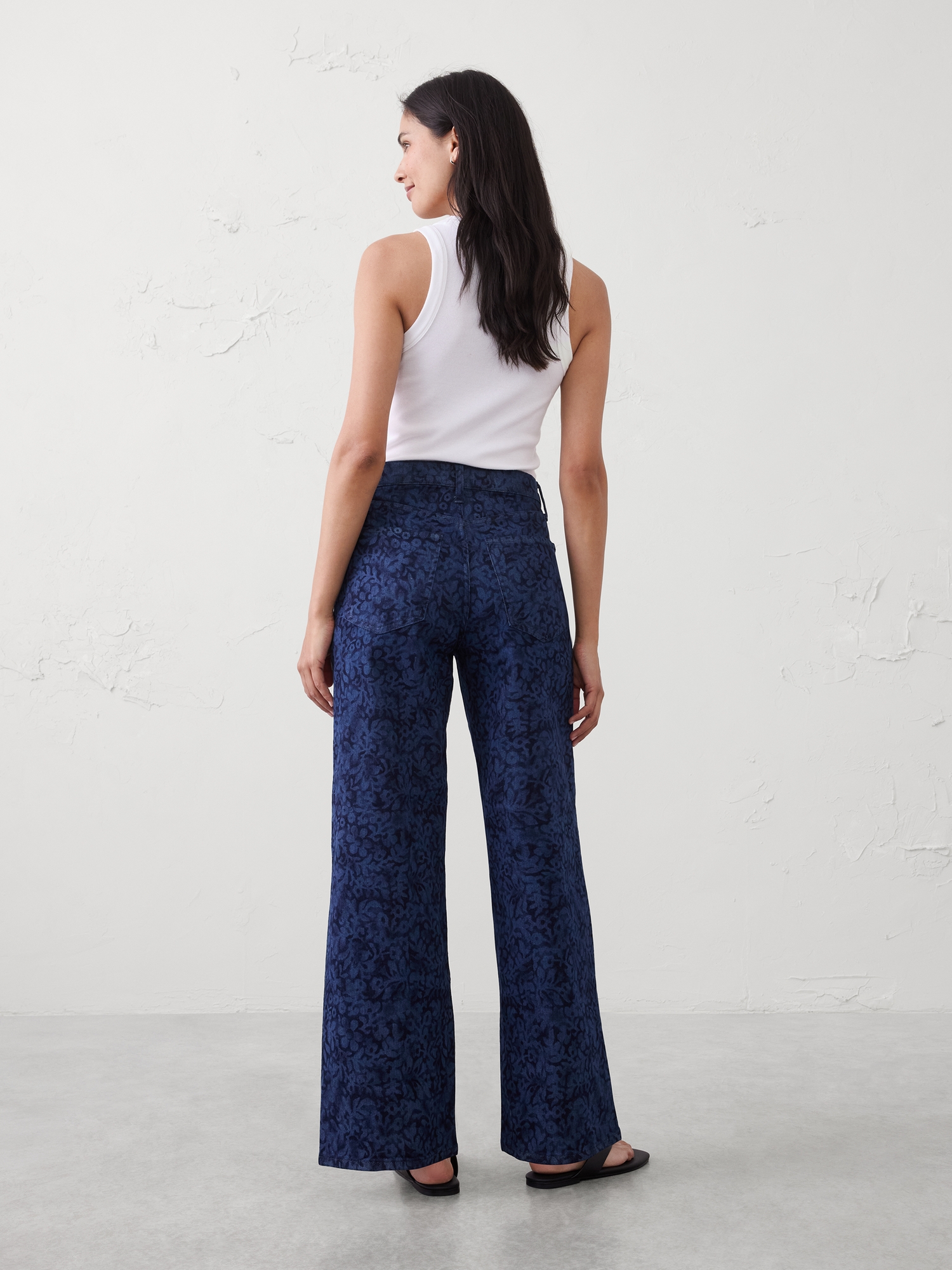 L'image numéro 2 présente Jean à jambe large et taille haute