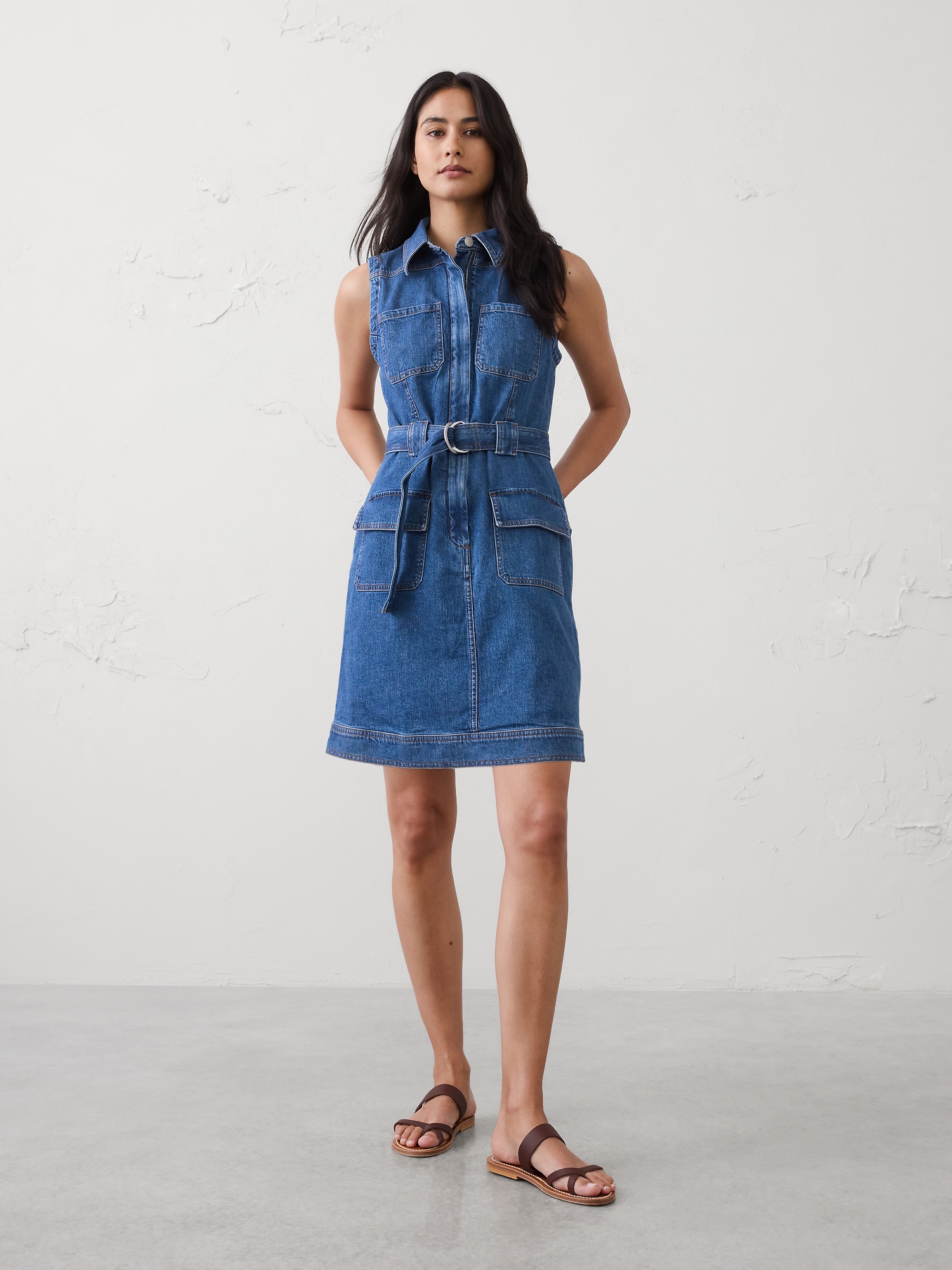 L'image numéro 1 présente Robe courte utilitaire en denim à patchwork