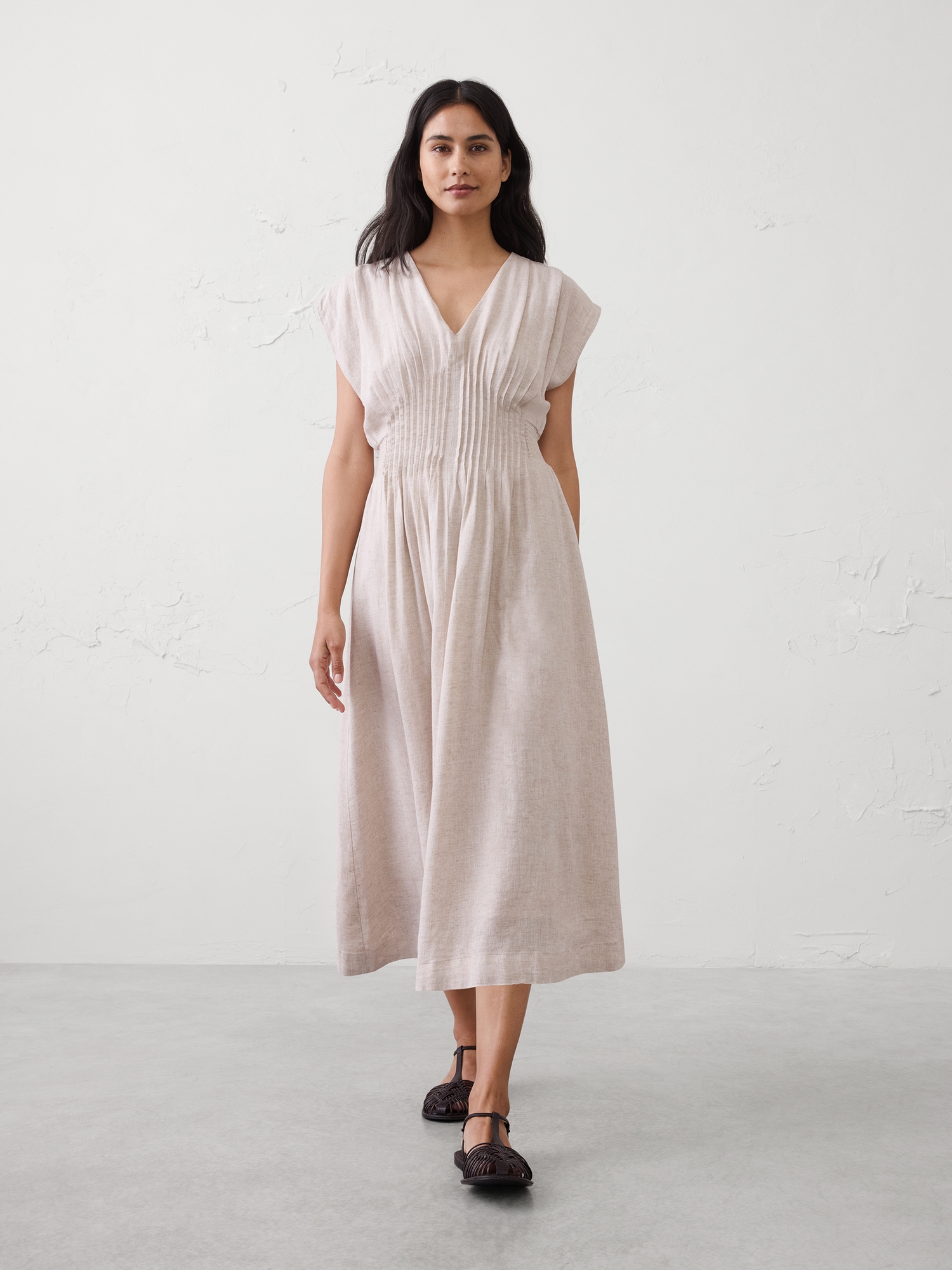 L'image numéro 1 présente Robe courte en mélange de lin à taille smockée