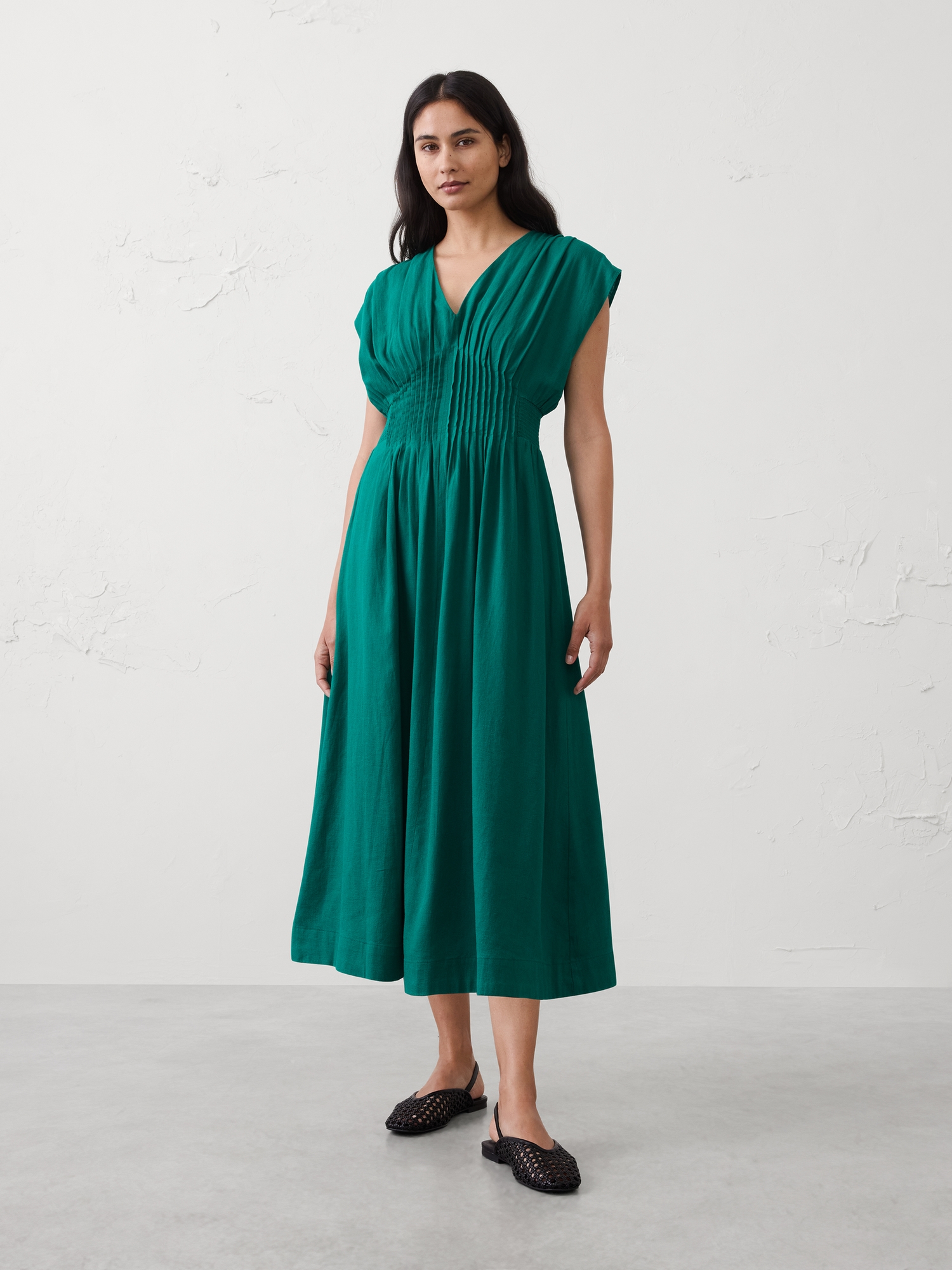 L'image numéro 1 présente Robe courte en mélange de lin à taille smockée