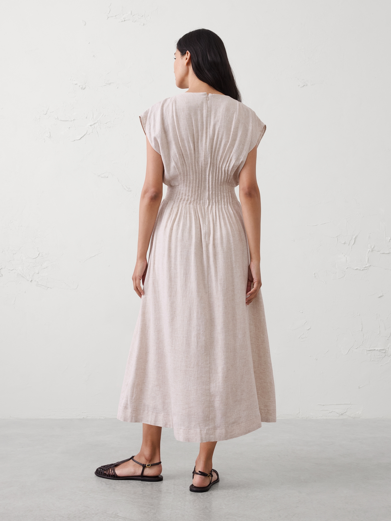 L'image numéro 2 présente Robe courte en mélange de lin à taille smockée