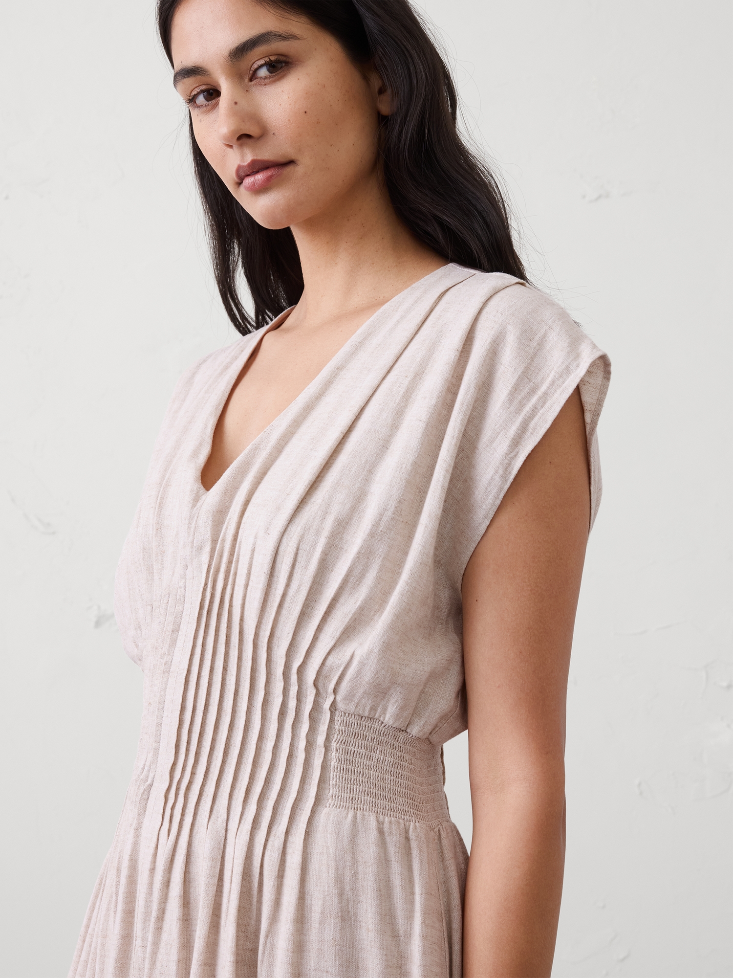 L'image numéro 3 présente Robe courte en mélange de lin à taille smockée