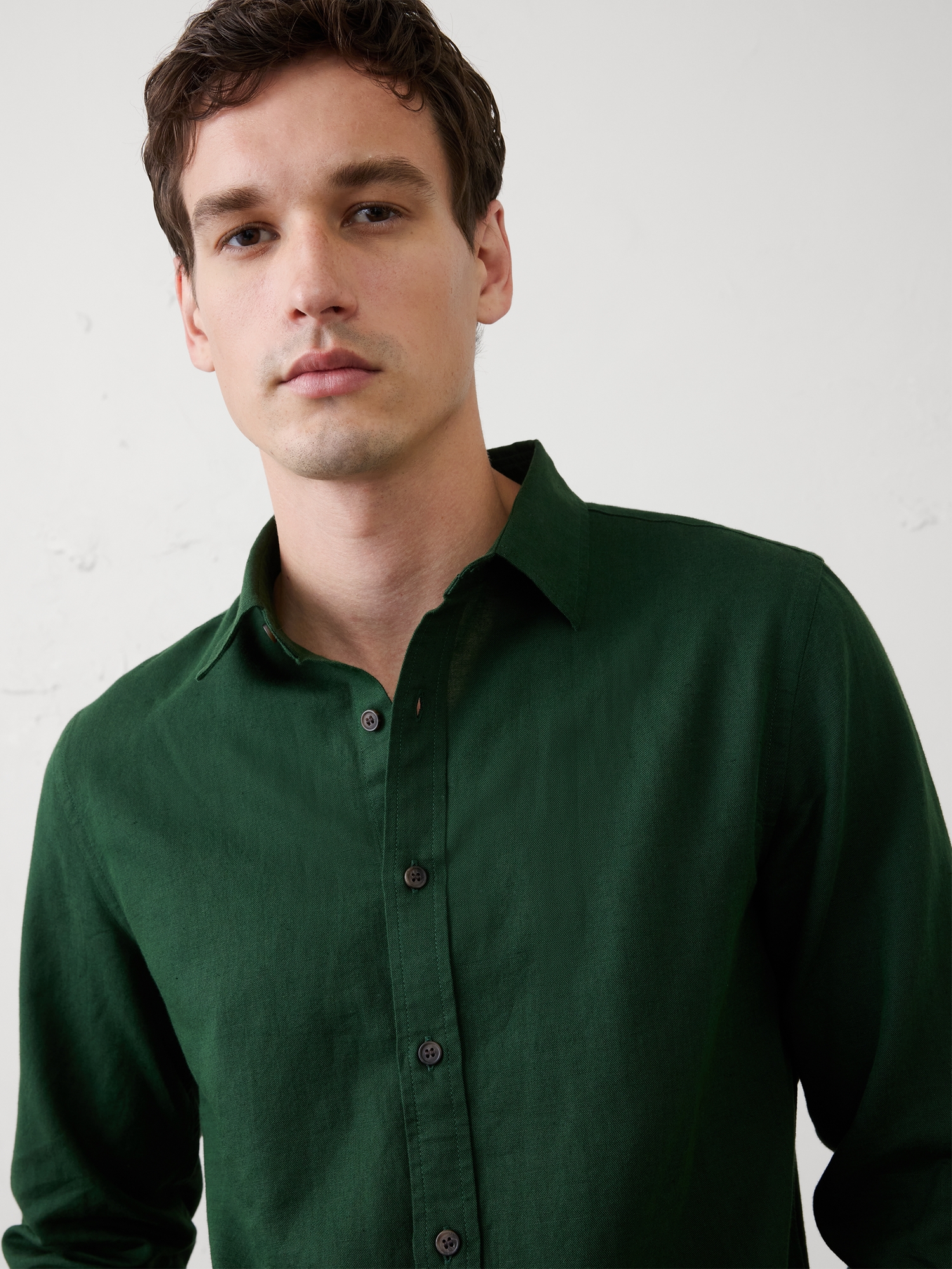 L'image numéro 6 présente Chemise ajustée en mélange de lin