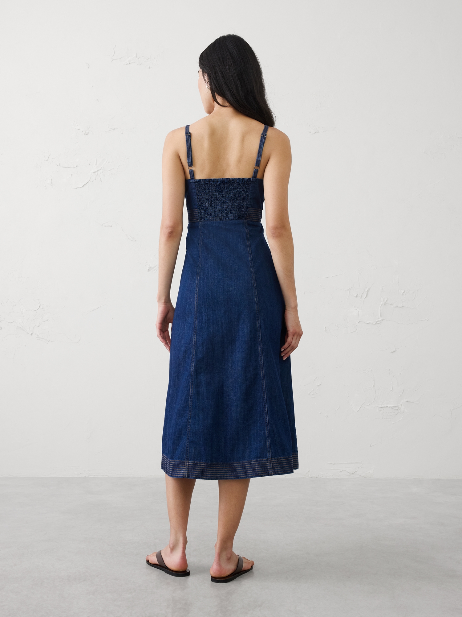 L'image numéro 2 présente Robe mi-longue en denim à coutures contrastantes