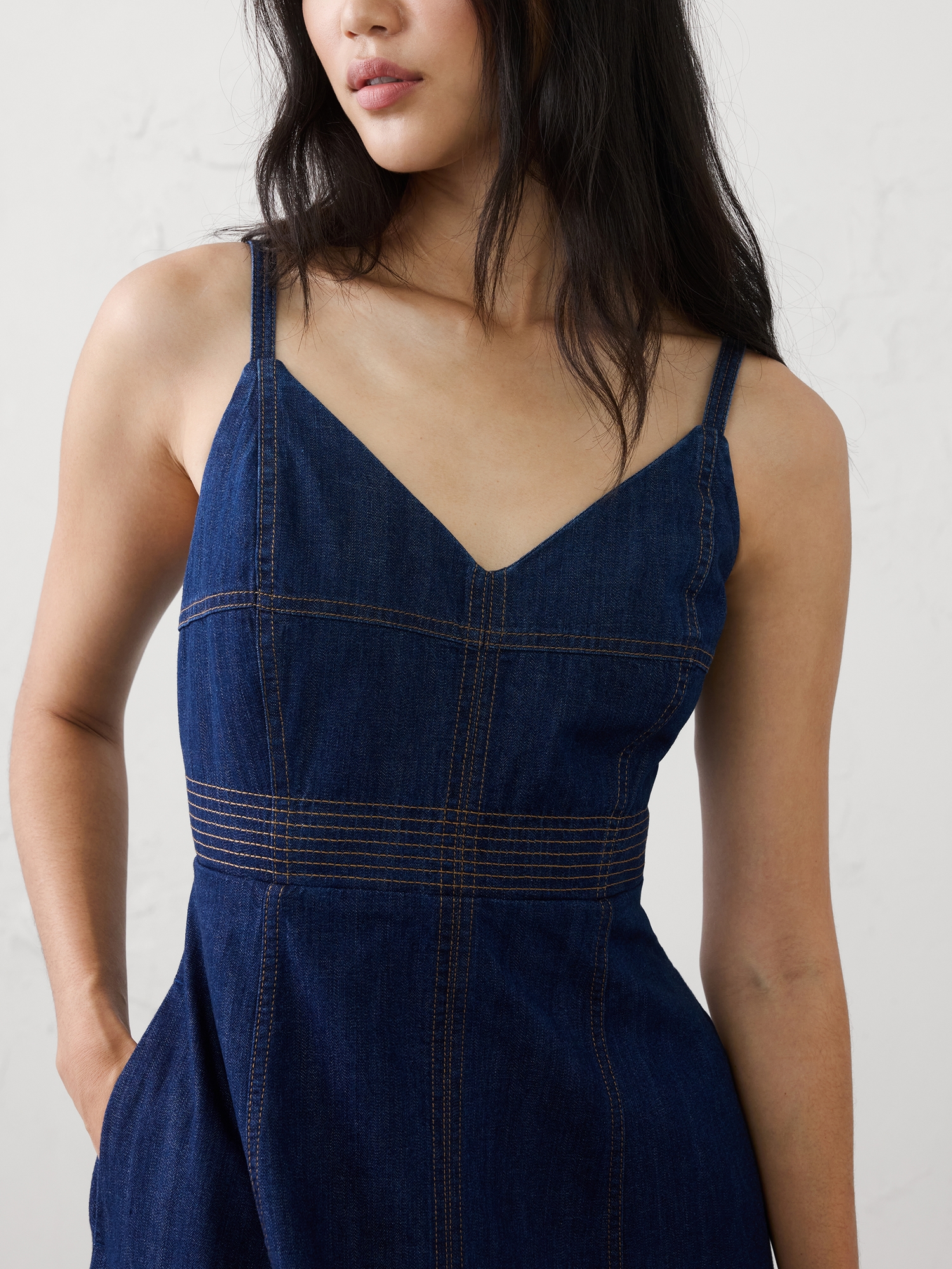 L'image numéro 3 présente Robe mi-longue en denim à coutures contrastantes