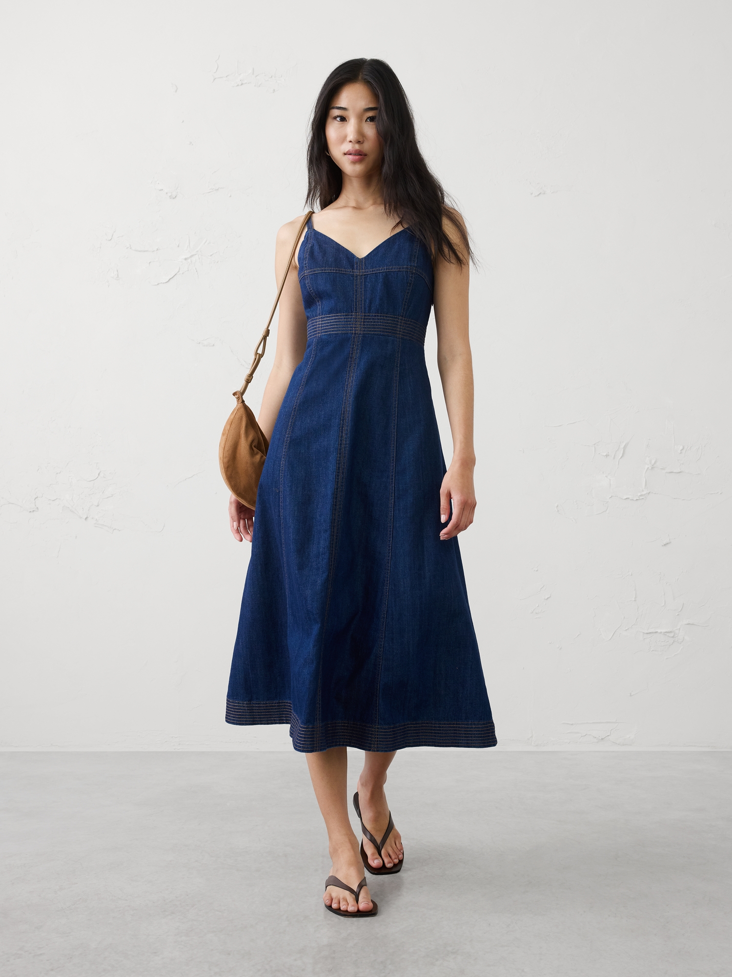 L'image numéro 1 présente Robe mi-longue en denim à coutures contrastantes