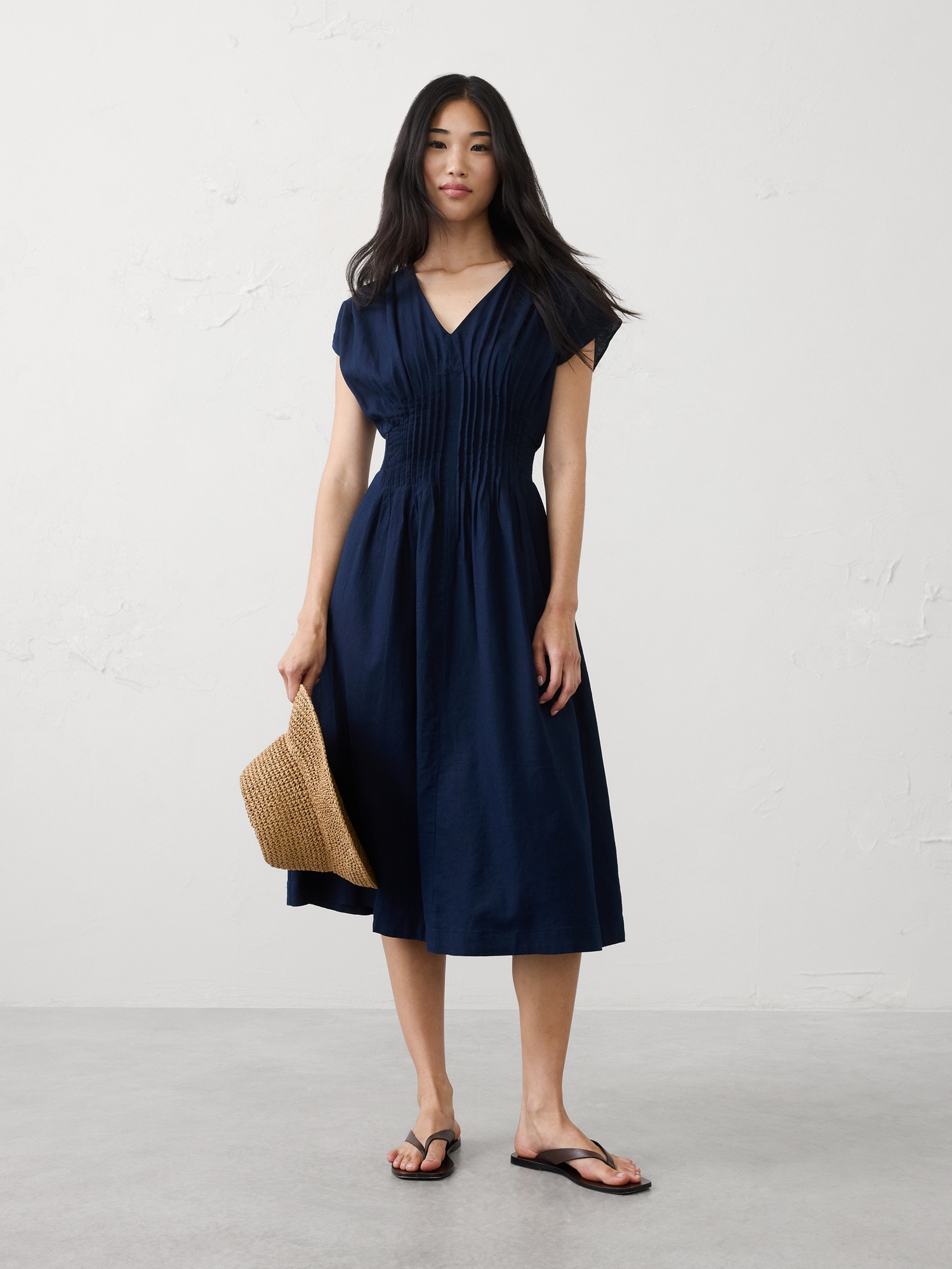 L'image numéro 1 présente Robe courte en mélange de lin à taille smockée