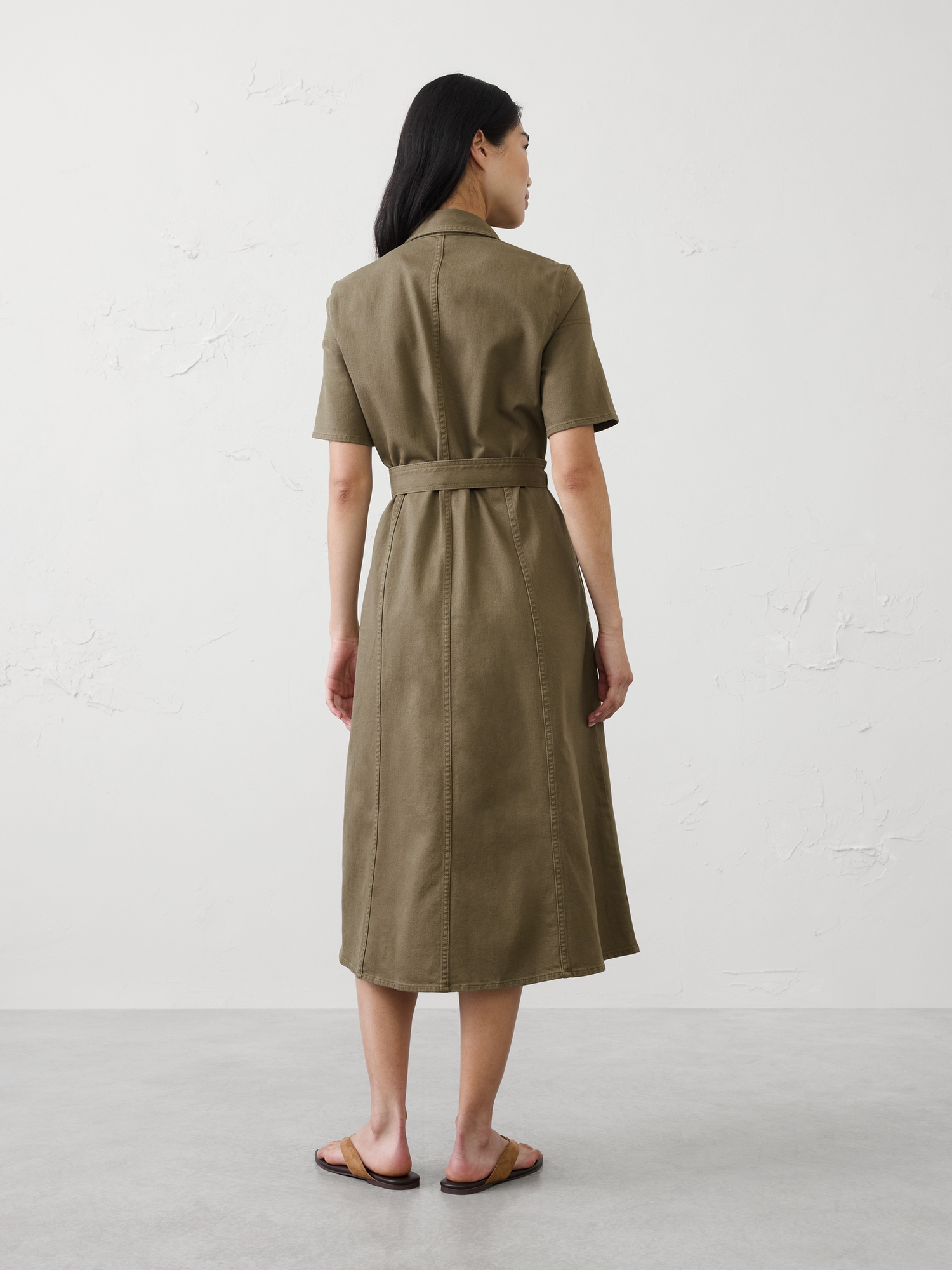 L'image numéro 2 présente Robe-chemisier courte en denim