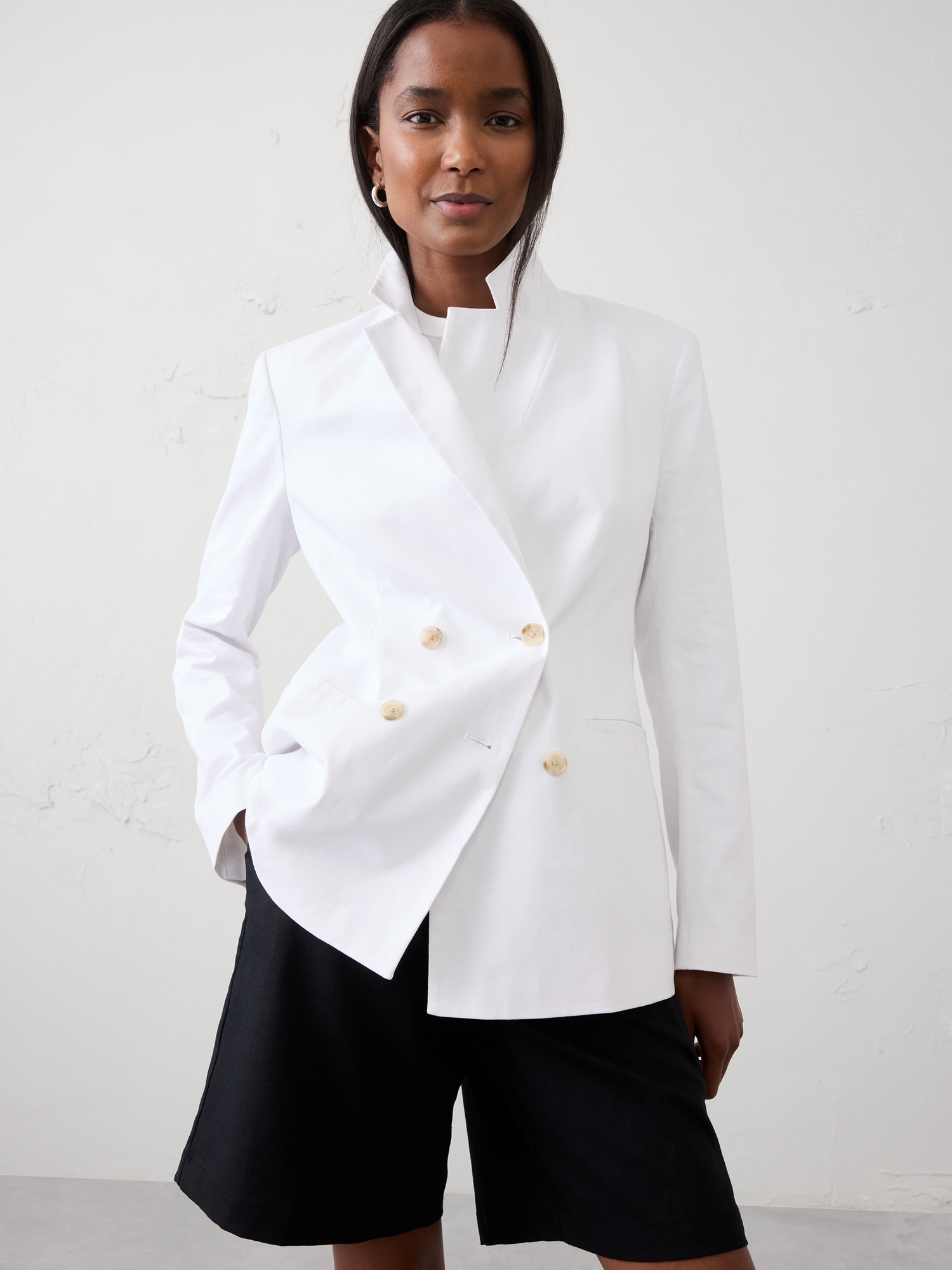 L'image numéro 1 présente Blazer double boutonnage en mélange de lin