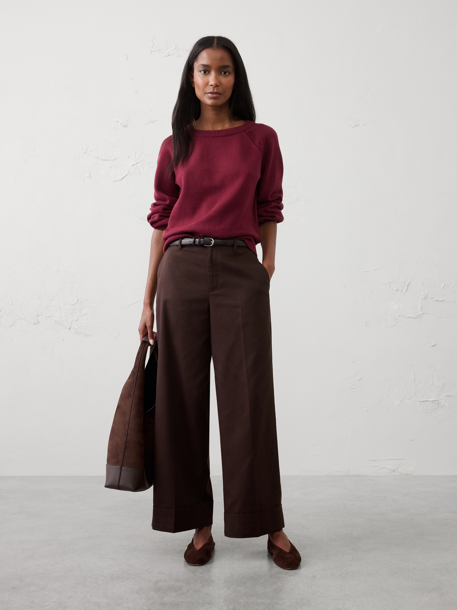 L'image numéro 1 présente Pantalon en sergé fluide à jambe large et revers, taille mi-basse