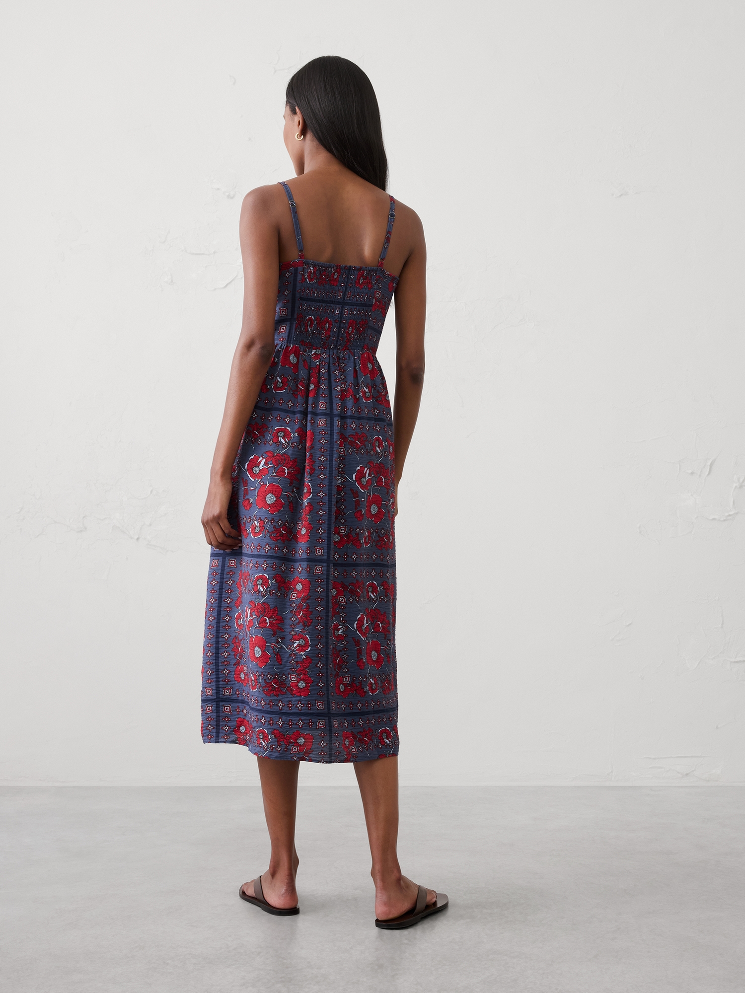 L'image numéro 2 présente Robe mi-longue à taille empire