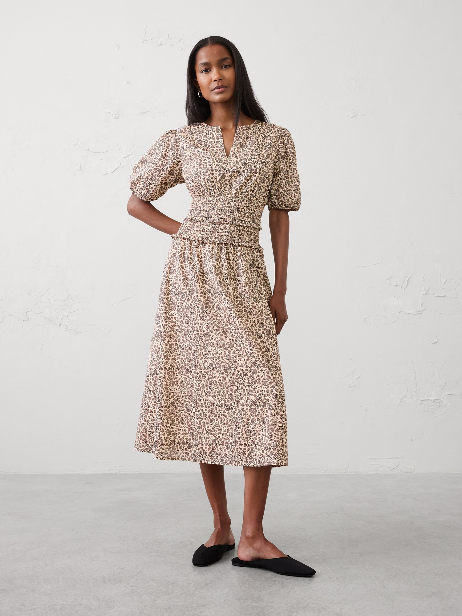 L'image numéro 1 présente Robe mi-longue à taille smockée et à manches bouffantes