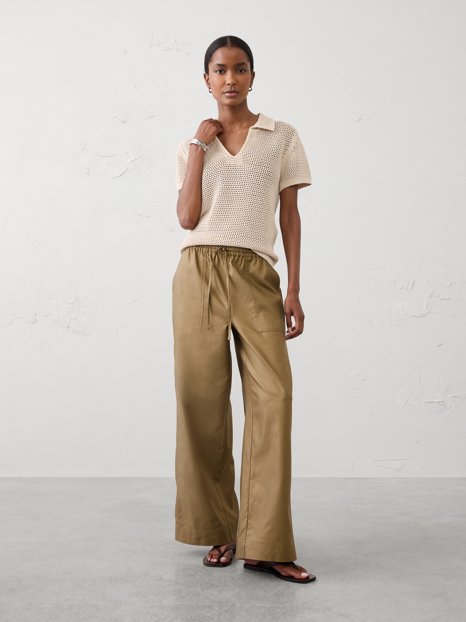 L'image numéro 1 présente Pantalon de peintre utilitaire à jambe large et à taille mi-basse extensible en sergé