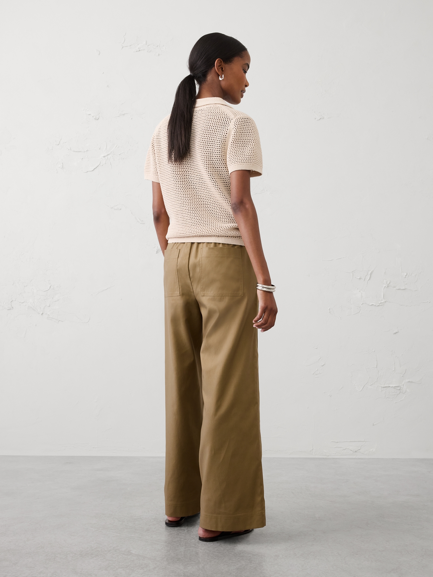 L'image numéro 2 présente Pantalon de peintre utilitaire à jambe large et à taille mi-basse extensible en sergé