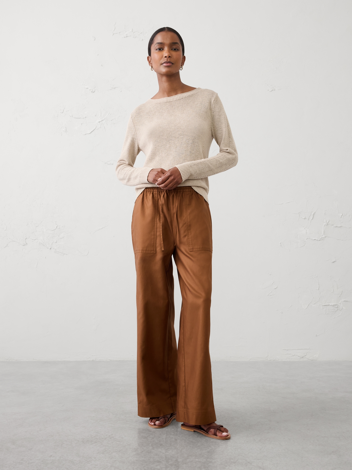L'image numéro 1 présente Pantalon de peintre utilitaire à jambe large et à taille mi-basse extensible en sergé