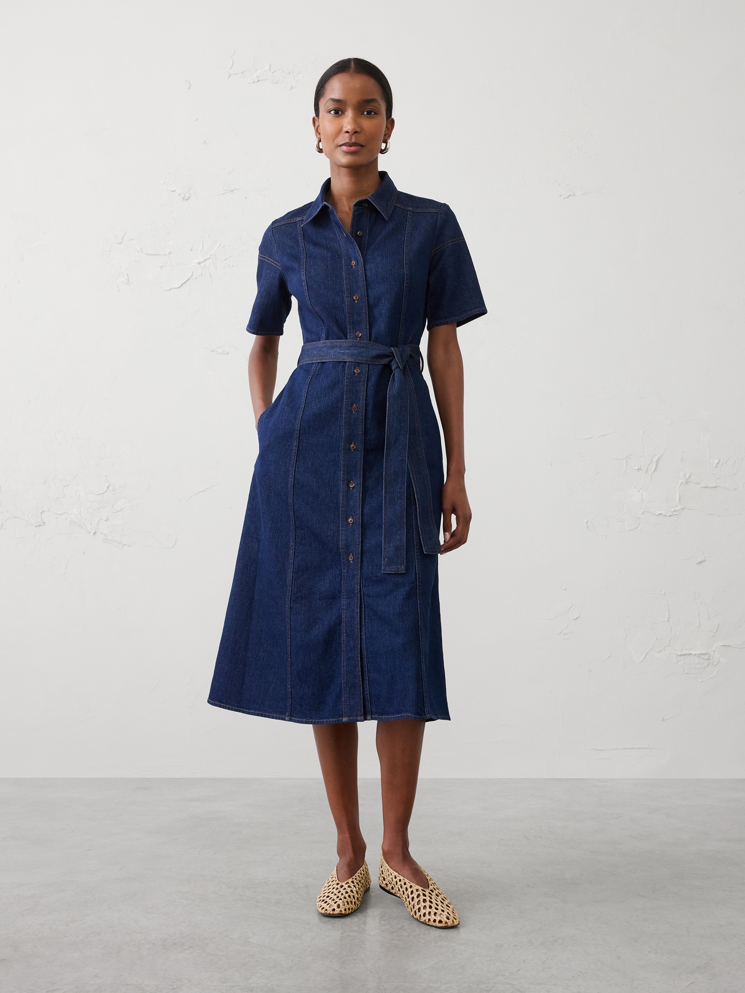 L'image numéro 1 présente Robe-chemisier courte en denim