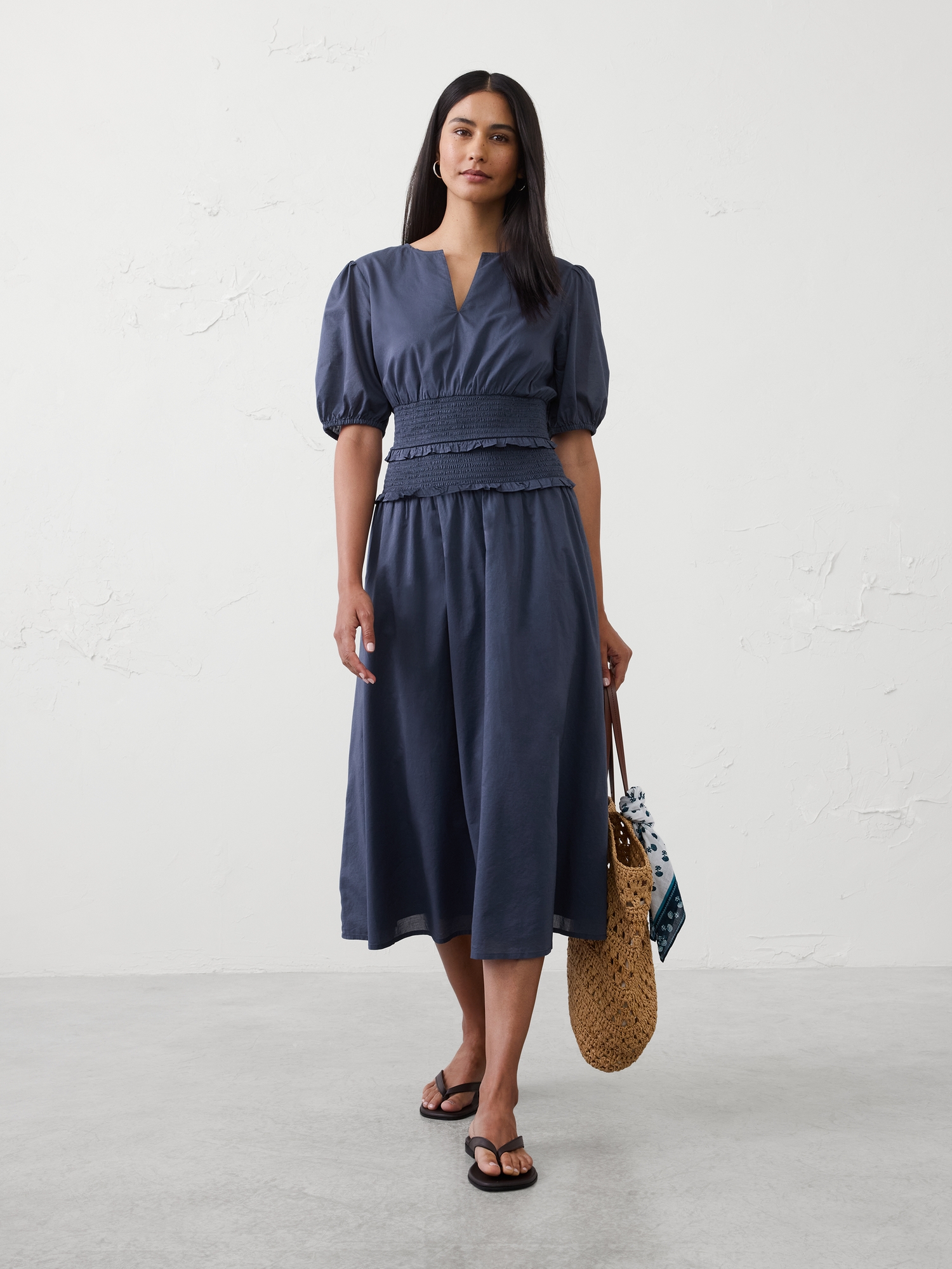 L'image numéro 1 présente Robe mi-longue à taille smockée et à manches bouffantes