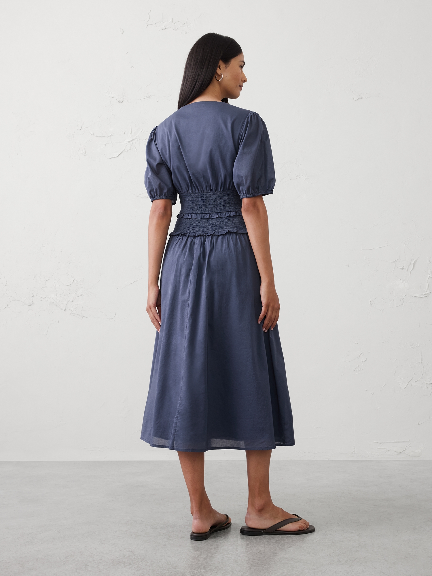 L'image numéro 2 présente Robe mi-longue à taille smockée et à manches bouffantes