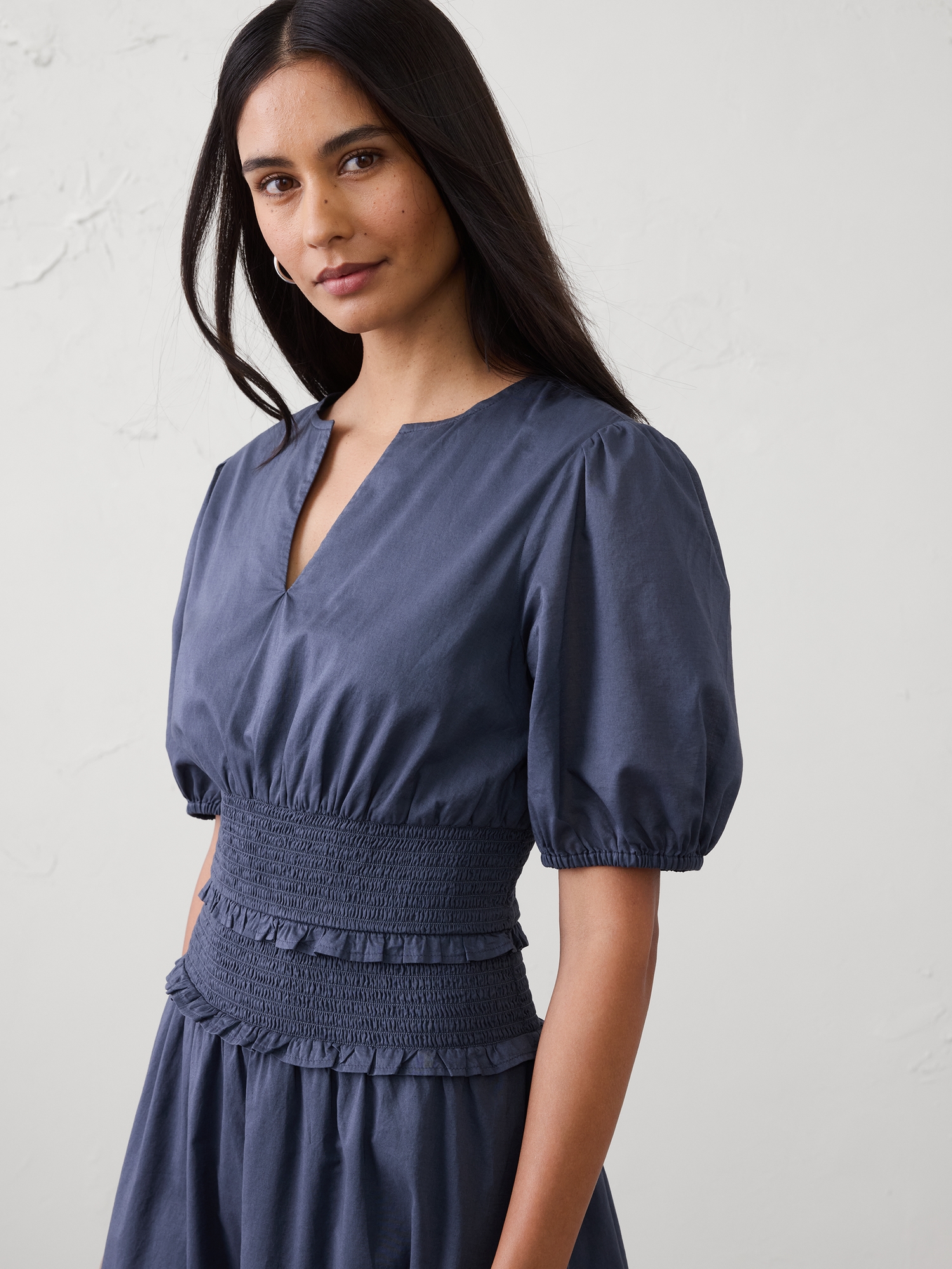 L'image numéro 3 présente Robe mi-longue à taille smockée et à manches bouffantes