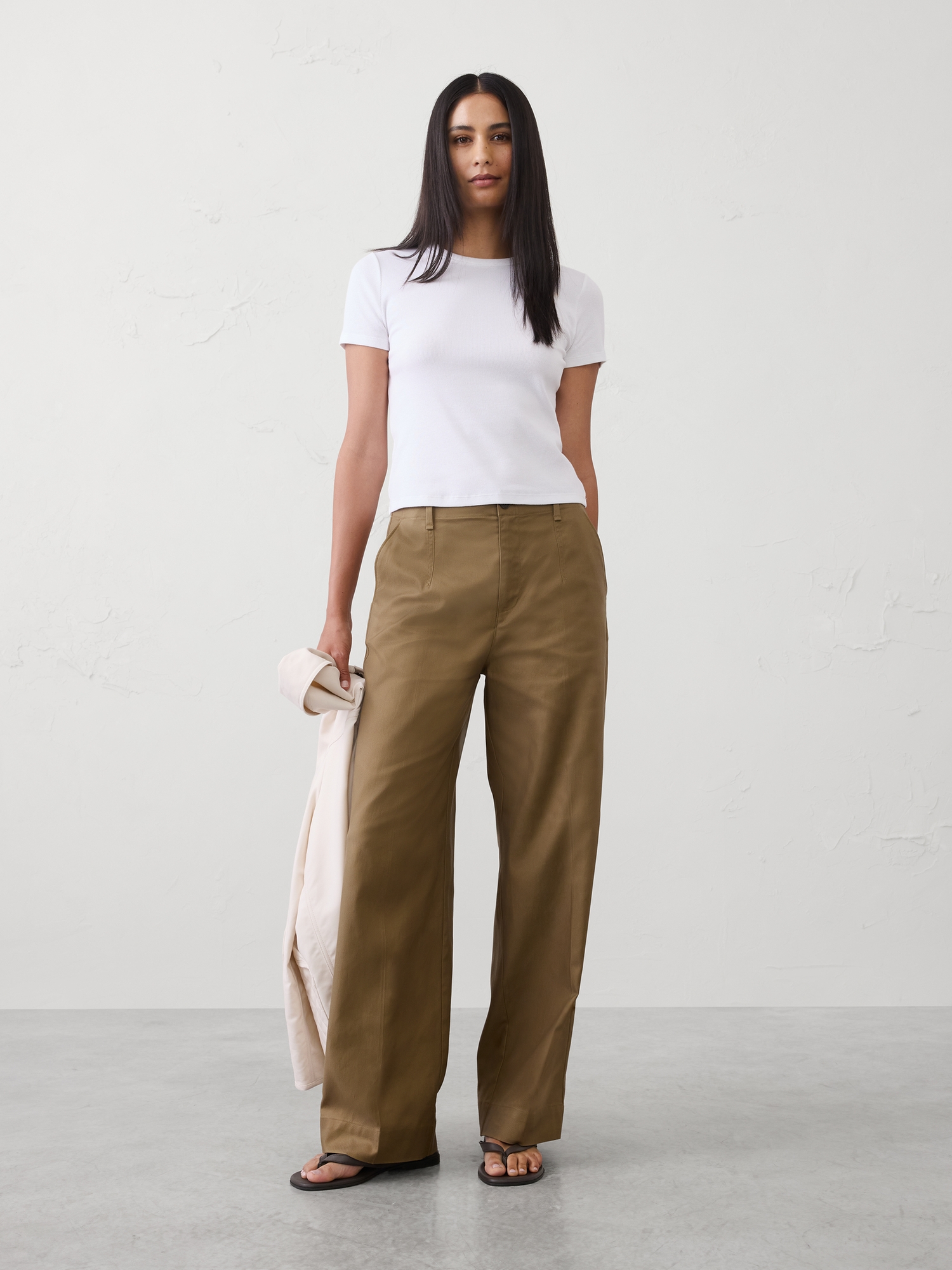 L'image numéro 1 présente Pantalon droit à taille haute en sergé