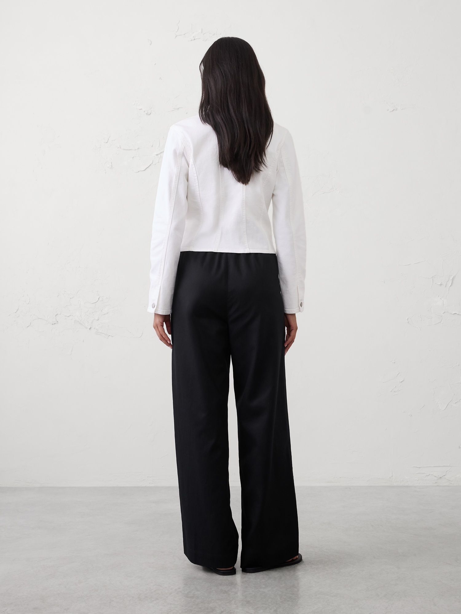 L'image numéro 2 présente Pantalon à jambe large et taille haute extensible en sergé fluide