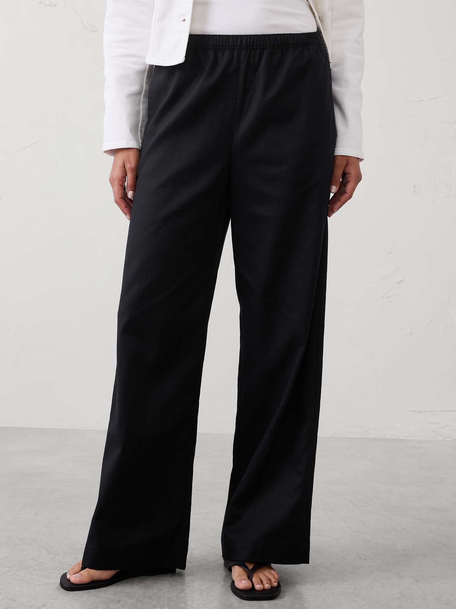 L'image numéro 3 présente Pantalon à jambe large et taille haute extensible en sergé fluide
