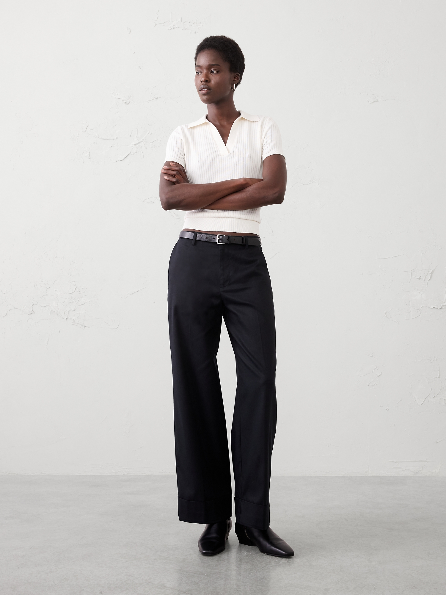 L'image numéro 1 présente Pantalon en sergé fluide à jambe large et revers, taille mi-basse