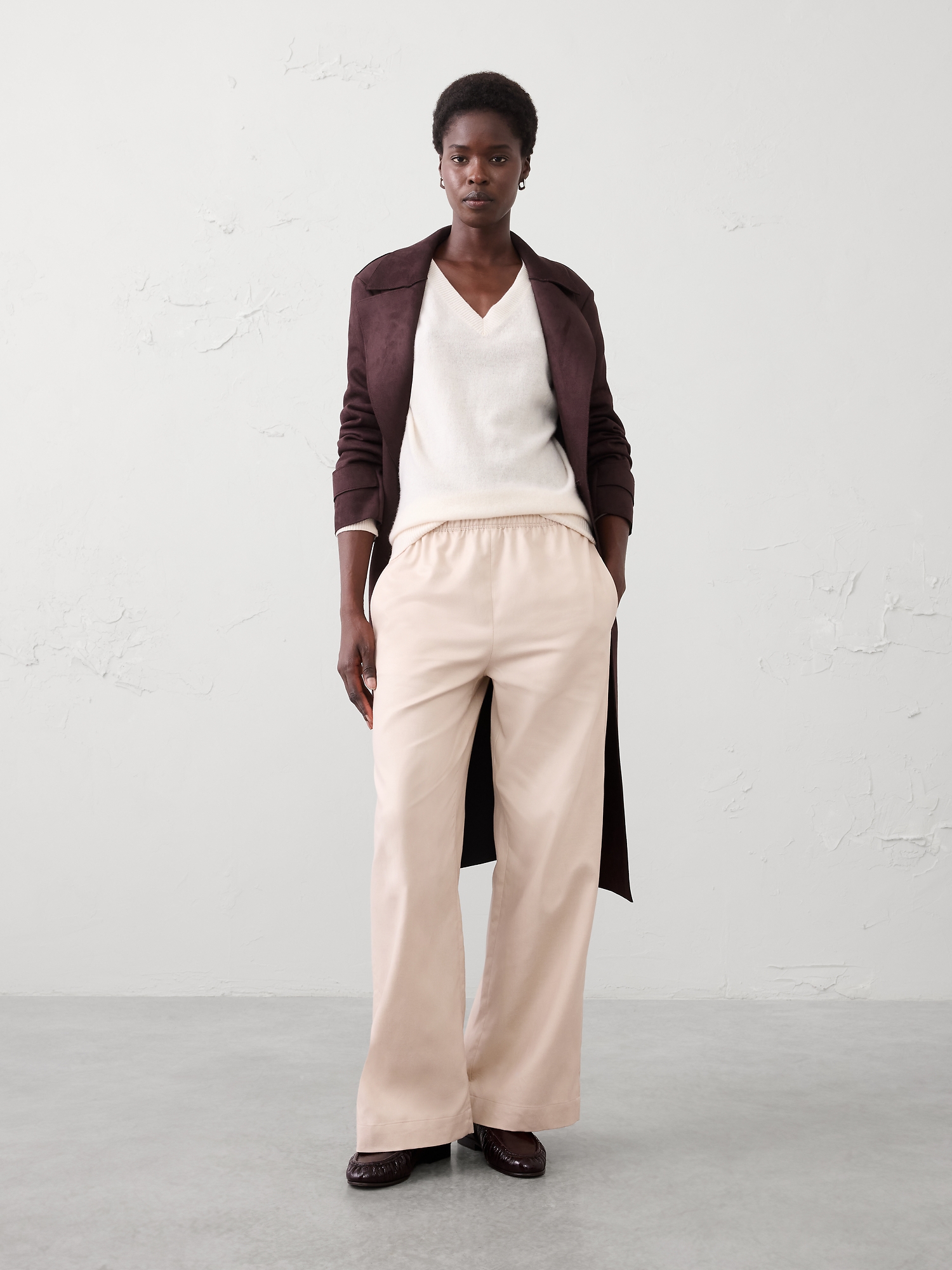 L'image numéro 1 présente Pantalon à jambe large et taille haute extensible en sergé fluide
