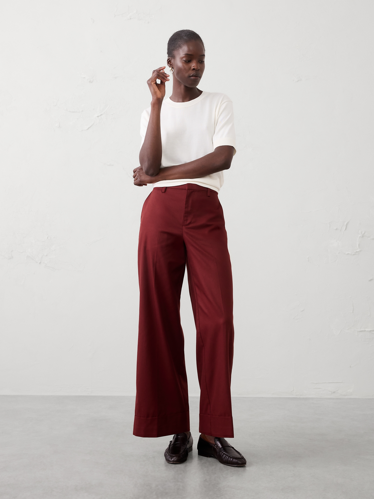 L'image numéro 1 présente Pantalon en sergé fluide à jambe large et revers, taille mi-basse