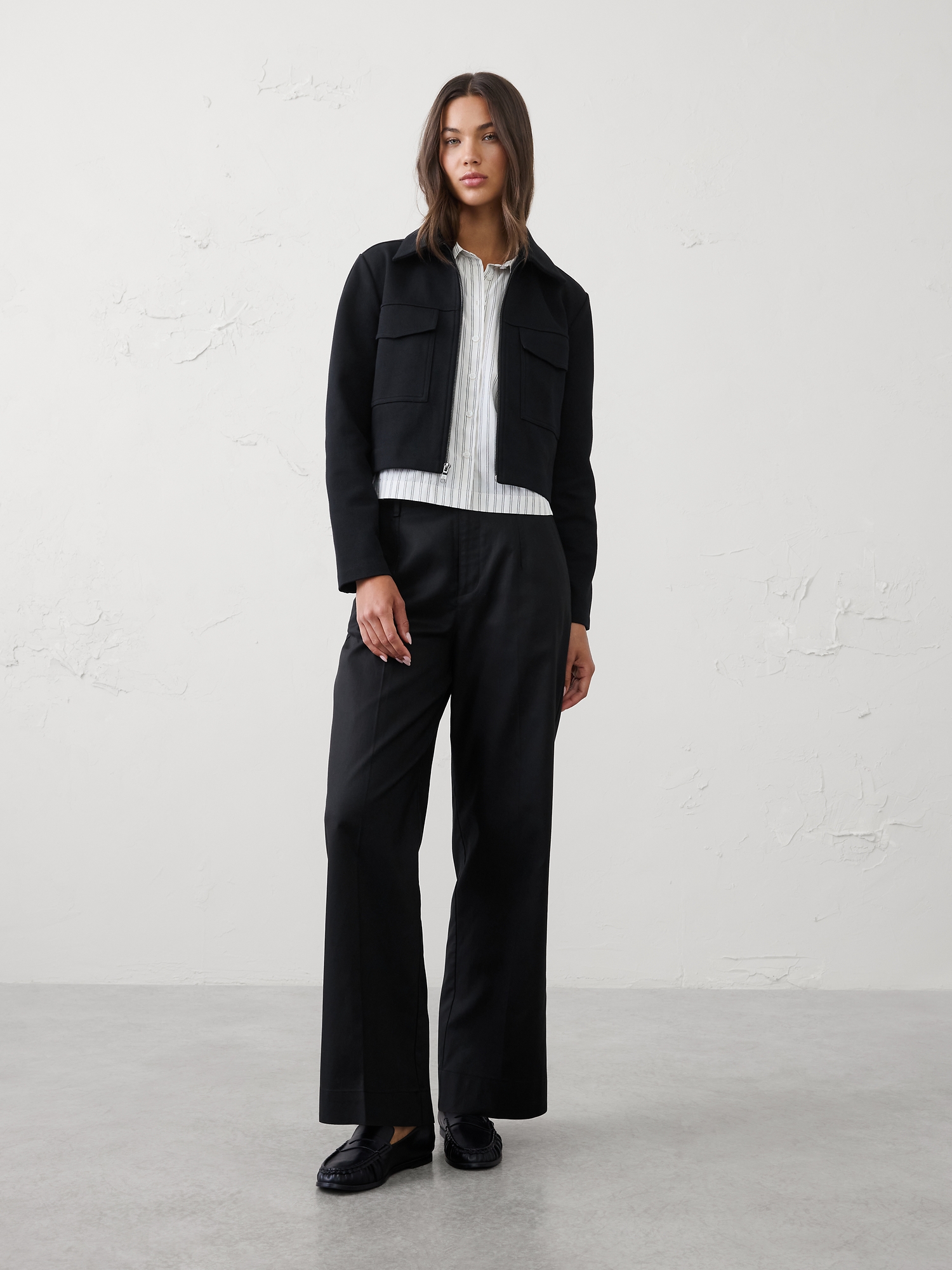 L'image numéro 1 présente Pantalon droit à taille haute en sergé
