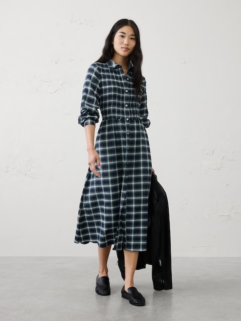 ROBE MI-LONGUE LÉGÈRE À CARREAUX ET À SMOCKS