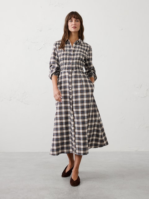 ROBE MI-LONGUE LÉGÈRE À CARREAUX ET À SMOCKS