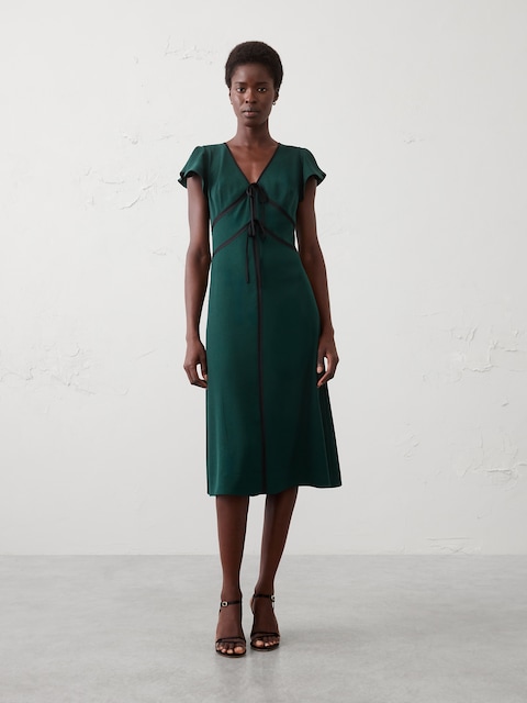 ROBE MI-LONGUE À BORDURE EN SATIN