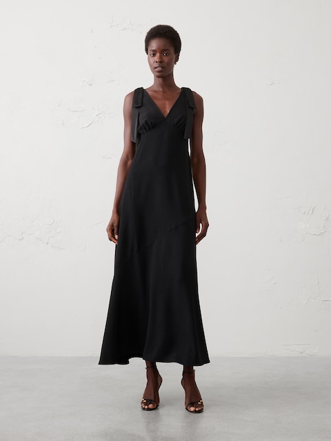 ROBE LONGUE À BRETELLES NOUÉES EN SATIN